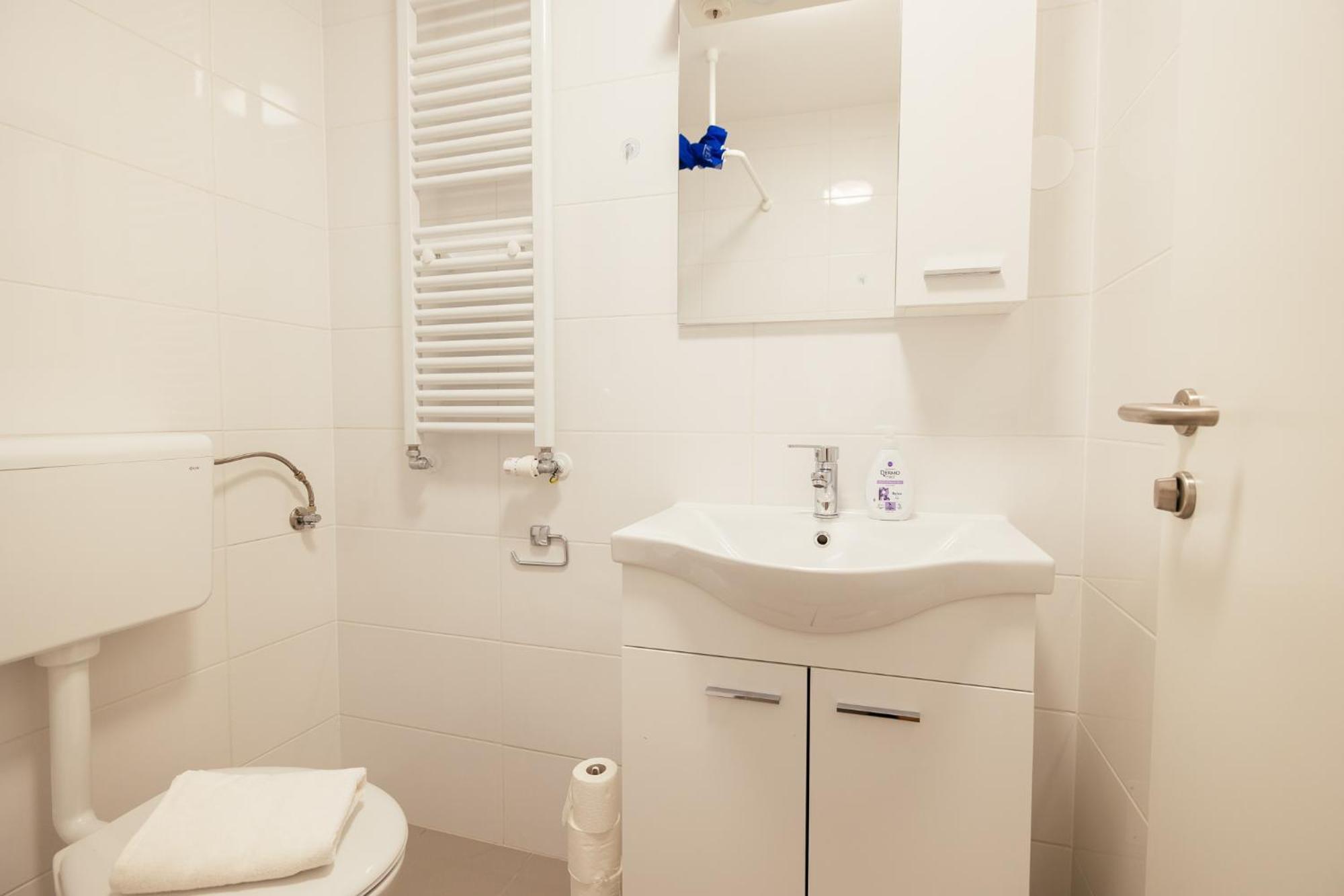 Prenocisca Prisoje Hostel Koper Bagian luar foto